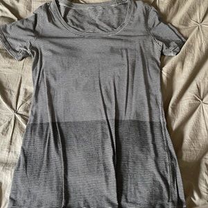 Lululemon shirtsleeve size 6